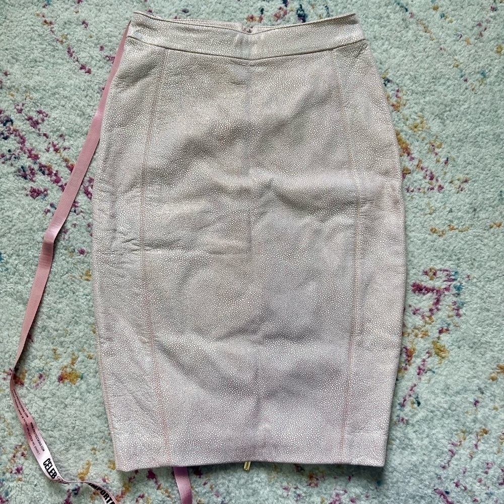 Celeb Boutique Cobblestone Leather Iridescent Midi Skirt in Pearl sz XS‎